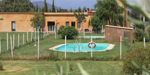  La Granja Escola La Perdiu està situada a Figueres i ofereix una piscina exterior i un jardí compartits, internet Wi-Fi gratuïta, habitacions privades i dormitoris compartits amb lliteres. Les habitacions privades disposen de bany privat amb dutxa i els dormitoris compartits inclouen accés a un bany compartit.
