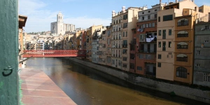  L'Onyar River Center Apartments està situat al nucli antic de Girona, al costat del riu Onyar. L'establiment té vista sobre la catedral de la ciutat i ofereix un apartament amb aire condicionat i internet Wi-Fi gratuïta.