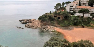  Apartment Cala Salionc Tossa de Mar is a 4-room apartment on 2 levels, with sea view. On the ground floor is a living/dining room with exit to the terrace and a kitchen.