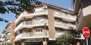   Roses&nbsp;: séjournez au cœur de la ville  Apartment block "Gaudí"is 3 storeys. It is located in the centre of Roses, 300 m from the sea.
