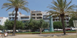   Stay in the Heart of Roses  Apartment block Apartment Avda De Rhode 89 has 5 storeys. It is located in the centre of Roses, in a central position, 25 m from the sea, directly by the beach, road to cross, on a main road.