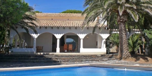  This is a four room house 130 m2, 3 km from the centre of Port de la Selva. There is a living/dining room 32 m2 with 1 double sofa bed, open fireplace, satellite-TV and international TV channels.