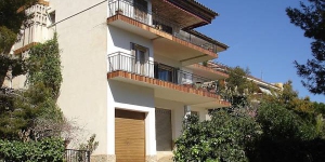  Apartment S'Adolitx Sant Feliu de Guixols is a 4-room apartment on the 1st floor with sea view. The apartment has a bathroom, kitchen, balcony, terrace and 3 bedrooms that accommodate 6 people.
