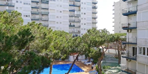  This 3-room apartment 68 m² on the 3rd floor, is 50m from the sea and has a living/dining room, a kitchen, a bathroom and two bedrooms. It has the capacity to accommodate four guests.