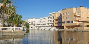  Port Mistral 13 is a self-catering accommodation located in Empuriabrava. The property is 1.