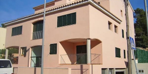  This is a three-room apartment 54 m2 on 1st floor of the building, located 1 km from the centre of L'Escala and 300 m from the sea. It has a living/dining room 16 m2 with TV, radio and DVD.