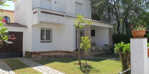  This is a three room house of 50 m2 on 2 levels There is a living/dining room with open fireplace and satellite-TV. An exit to the garden and to the terrace.
