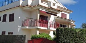  This apartment block has 2 storeys. It is in a resort, 250 m from the centre of port de llança, in a central, sunny position, 150 m from the sea.