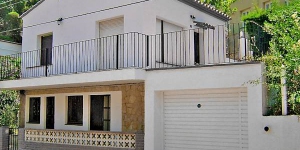  Urb Sant Miquel Colera is a simple 2-family house, 2 storeys. On the outskirts, 800 m from the centre of colera, in a quiet position, 1 km from the sea.