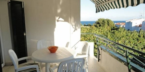  Ginesta Iv is a two-bedroom apartment 75 m2, on the ground floor of the 3-storey apartment block "Ginesta IV" in Llançà, below carretera, in a quiet position, 200 m from the sea. It accommodates up to five people.