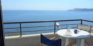  Apartment block "Edifici Mundel", 3 storey building is situated in the centre of L'Escala, right in the centre but still quiet, directly by the sea, 170 m from the beach. This is a 5-room apartment on two levels on 3rd floor with practical and comfortable furnishings.