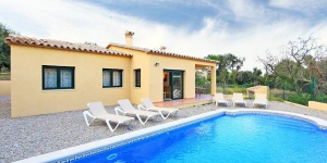  This three bedrooms  house is 100 m2 , 2 km from the center of Calonge and has a private swimming pool. The house is at 6 km from the sandy beach "Sant Antoni de Calonge"  .