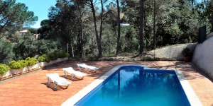  This holiday home is located in Lloret de Mar, Costa Brava, Spain and it's around 100 m2. It offers an equipped kitchen/living room, 3 bedrooms, bath/WC, swimming pool, terrace and garden.