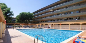  L'RVHotels Apartamentos La Pineda està situat a l’Estartit, a només 50 metres de la platja. Ofereix una piscina exterior per a adults i nens i uns apartaments amb TV i balcó privat.