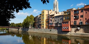  Die Girona Cool Apartments bieten Ihnen stilvollen Apartments mit Balkon mit Stadt- und Flussblick, 100 m von der Kathedrale von Girona entfernt. Die Maurischen Bäder erreichen Sie nach 200 m.