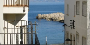  Featuring a balcony or terrace with sea views and city views, CB4R Apartments Poca Farina offers self-catering apartments in L’Escala. The property is less than a 1-minute walk from the beachfront.