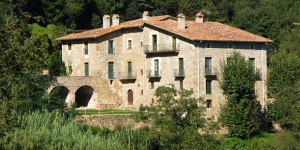  Set in the mountains of the Garrotxa, 8 km from Olot, Mas Toralles is a 15th-century farmhouse offering 4 bedrooms and 2 bathrooms. The rustic-style property has a terrace with a barbecue.