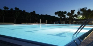  Situated in the foothills of Les Gavarres Nature Reserve, 7 km from the centre of Llagostera, Camping Ridaura features an outdoor pool and offers free Wi-Fi in public areas. All mobile homes have outdoor furniture and an indoor seating area with a dining table and flat-screen TV.