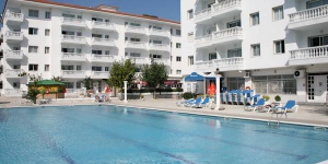  Апарт-отель Europa расположен в городе Бланес, в 350 метрах от пляжа. К услугам отдыхающих бассейны для взрослых и детей, а также ресторан.