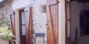 La Casa Rural Can Pipa se encuentra en Macanet de Cabrenys, Girona. Este establecimiento de piedra presenta una decoración rústica y alberga un solárium.