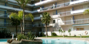  Situated in Santa Margarita, a residential area of Roses, Bertur Port Canigó features a shared outdoor pool and hot tub, and offers apartments with a private furnished balcony. The property is surrounded by Venetian-style canals, and some apartments look out onto the small marina lined with boats.