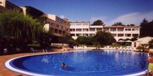 Hotel Golf Costa Brava bevindt zich in Santa Cristina d'Aro, tussen de 1e en 18e hole van een golfbaan. Het biedt een zwembad, een prachtig uitzicht en speciale green fees.