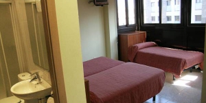  Situated in the centre of Figueres, Hostal Bartis offers rooms with heating and city view. The Dali Theatre and Museum is 10 minutes’ walk from the guest house.
