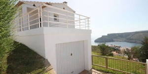  This detached holiday home with a private swimming pool is located at the highest point of Mount Montgo in the beach resort of L 'Escala. This holiday home has a spacious living room and kitchen with microwave and refrigerator.