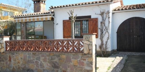  This detached holiday home is located in the village of L Escala on the edge of the forest. The holiday home is nicely furnished and has an open kitchen so that you can keep company while you cook.