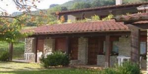  The Allotjaments Colomer-Cullell is set in the Vall d’en Bas, in the south west of the Garrotxa Region. The complex features swimming pools, spacious gardens and free parking.