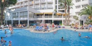  Costa Brava ligt op 300 meter van het strand van Tossa en beschikt over een groot buitenzwembad, een Turks bad en een spabad. Elke lichte kamer met airconditioning beschikt over gratis WiFi en een gemeubileerd balkon.