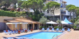  This hotel is just 550 ft from the beach in Sant Pol Bay, on the Costa Brava. Surrounded by pine trees, it showcases a terrace with an outdoor pool and sea views.