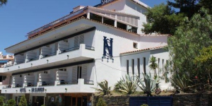  L'Hotel S'Aguarda sorge su una collina di Cadaqués e gode di una splendida vista sul mare. Dispone di una piccola piscina stagionale e offre, gratuitamente, un'area Wi-Fi e un parcheggio privato.