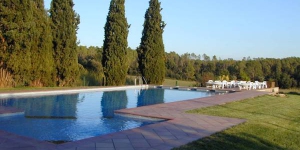  Загородный дом Cal Menut de Can Muní находится в предгорьях Пиренеев, в небольшой деревне Вилоприу. К услугам гостей открытый общий бассейн и сад с гостиной зоной на открытом воздухе.