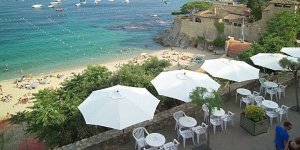  L'Hotel Mediterrani est érigé sur une plage à Calella de Palafrugell, l'un des plus beaux villages de la Costa Brava. Cet établissement à la gestion familiale offre une vue panoramique sur la baie et la mer Méditerranée.