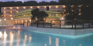  Het Aparthotel Comtat Sant Jordi beschikt over een seizoensgebonden buitenzwembad, een supermarkt en een restaurant. Het ligt op slechts 150 meter van het Bella Dona-strand en op 1 km van het centrum van Platja d'Aro.