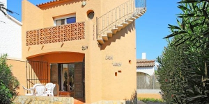  Uschi is located in Empuriabrava. The accommodation will provide you with a terrace.
