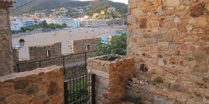  Casa Sa Vela is located in Tossa de Mar. There is a full kitchen with a dishwasher and an oven.