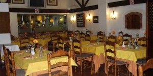  El Bar-Restaurant Hostal Can Gurt, situat a Santa Coloma de Farnés, ofereix un restaurant a la carta i un bar. Hi ha internet Wi-Fi gratuïta a tot l'establiment.
