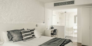  El Tramuntana Hotel se encuentra en el encantador centro histórico de Cadaqués, a solo 200 metros del paseo marítimo. Presenta un estilo elegante y dispone de habitaciones modernas y minimalistas con conexión Wi-Fi gratuita y balcón privado con vistas al jardín.