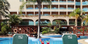  Rund 800 m vom Strand in Tossa del Mar entfernt empfängt Sie dieses Hotel mit kostenfreiem WLAN in seinen öffentlichen Bereichen. Freuen Sie sich auf 3 Außenpools, die von Palmen und einer Sonnenterrasse umgeben sind.