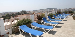  Hotel Ridomar heeft een zwembad, een hot tub en een zonneterras op het dak met panoramisch uitzicht op zee. Dit hotel wordt beheerd door een familie en ligt in een rustige omgeving, op 10 minuten lopen van het strand van Lloret de Mar.