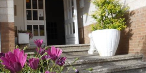  Das Hotel Marbella erwartet Sie mit kostenfreiem WLAN in den öffentlichen Bereichen und einfachen Zimmern mit einer möblierten Terrasse in Roses. Freuen Sie sich zudem auf einen Außenpool, der von einem Garten umgeben ist.