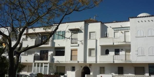  Apartment Port Mistral is a self-catering accommodation located in Empuriabrava. The property is 2 km from Windoor Realfly.