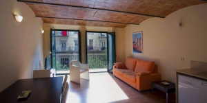  El Apartament l'Encant de la Rambla está situado en el centro de Girona, a orillas del río Onyar, y ofrece alojamiento con conexión Wi-Fi gratuita y TV vía satélite. La estación de tren de Girona se encuentra a 10 minutos a pie.