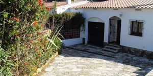  Holiday home Catarina is located in L'Escala. There is a full kitchen with a microwave and an oven.