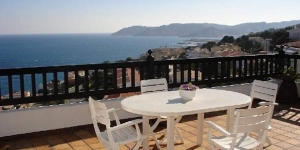  Apartment Canti Atic is a self-catering accommodation located in Llanca. Complete with a dishwasher, the dining area also has an oven and a refrigerator.