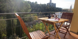  Qlodging San Daniel ligt in Girona, op 2 km van het treinstation, en biedt accommodatie met gratis WiFi en verwarming. Het appartement beschikt over een eigen gemeubileerd balkon met uitzicht op de bergen.