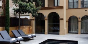  Dit hotel wordt beheerd door een familie en ligt op 5 minuten lopen van de kathedraal van Girona. Het biedt kamers met een flatscreen-tv en gratis WiF.
