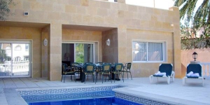  Situé sur l'un des nombreux canaux d'Empuriabrava, l'Apart-rent Villa Llobregat 47 B propose une piscine privée avec chaises longues et une terrasse avec coin repas extérieur. Enfin, vous rejoindrez la plage en 5 minutes de route.